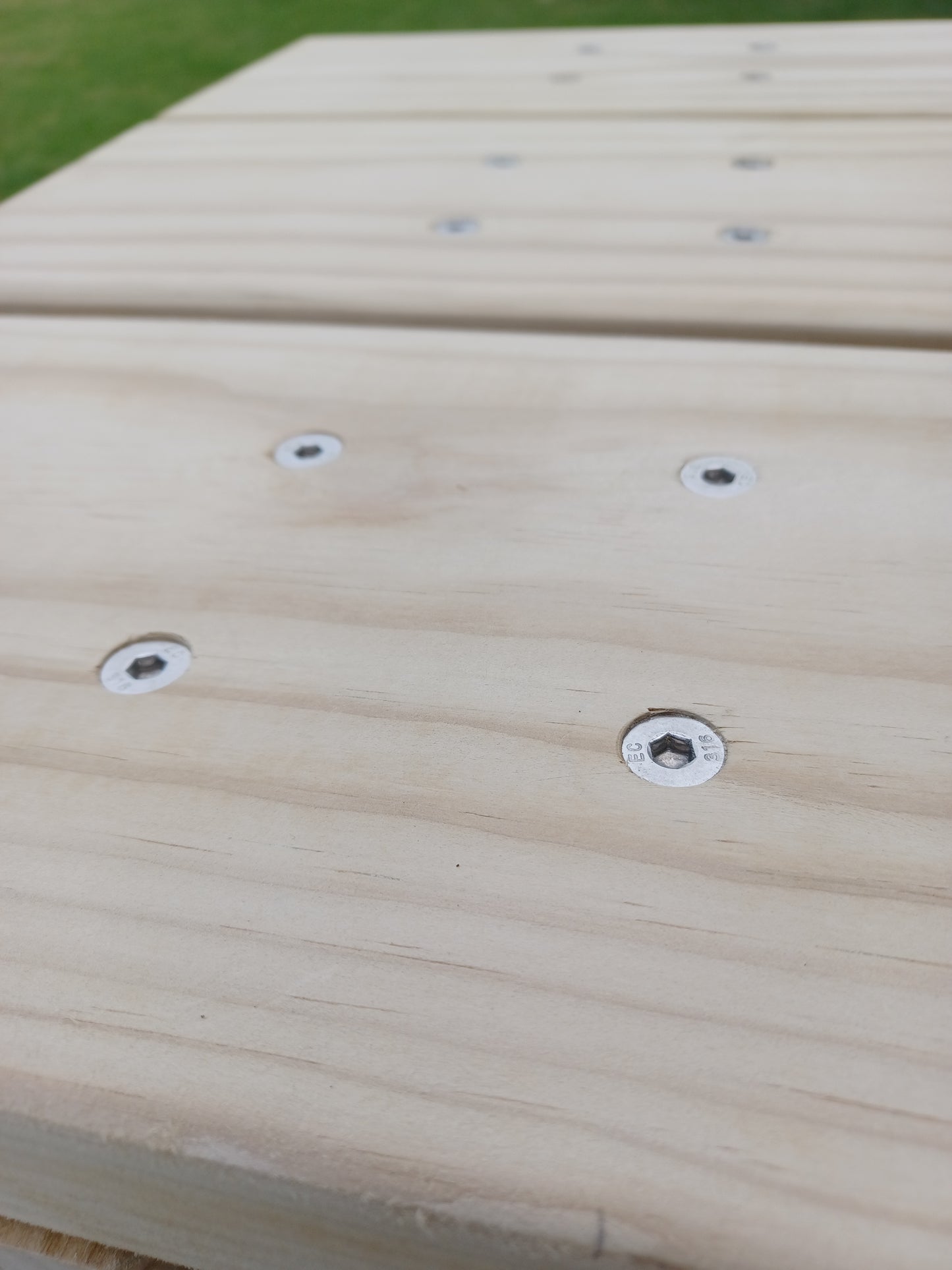 Table Top Details Senior Friendly Picnic Table